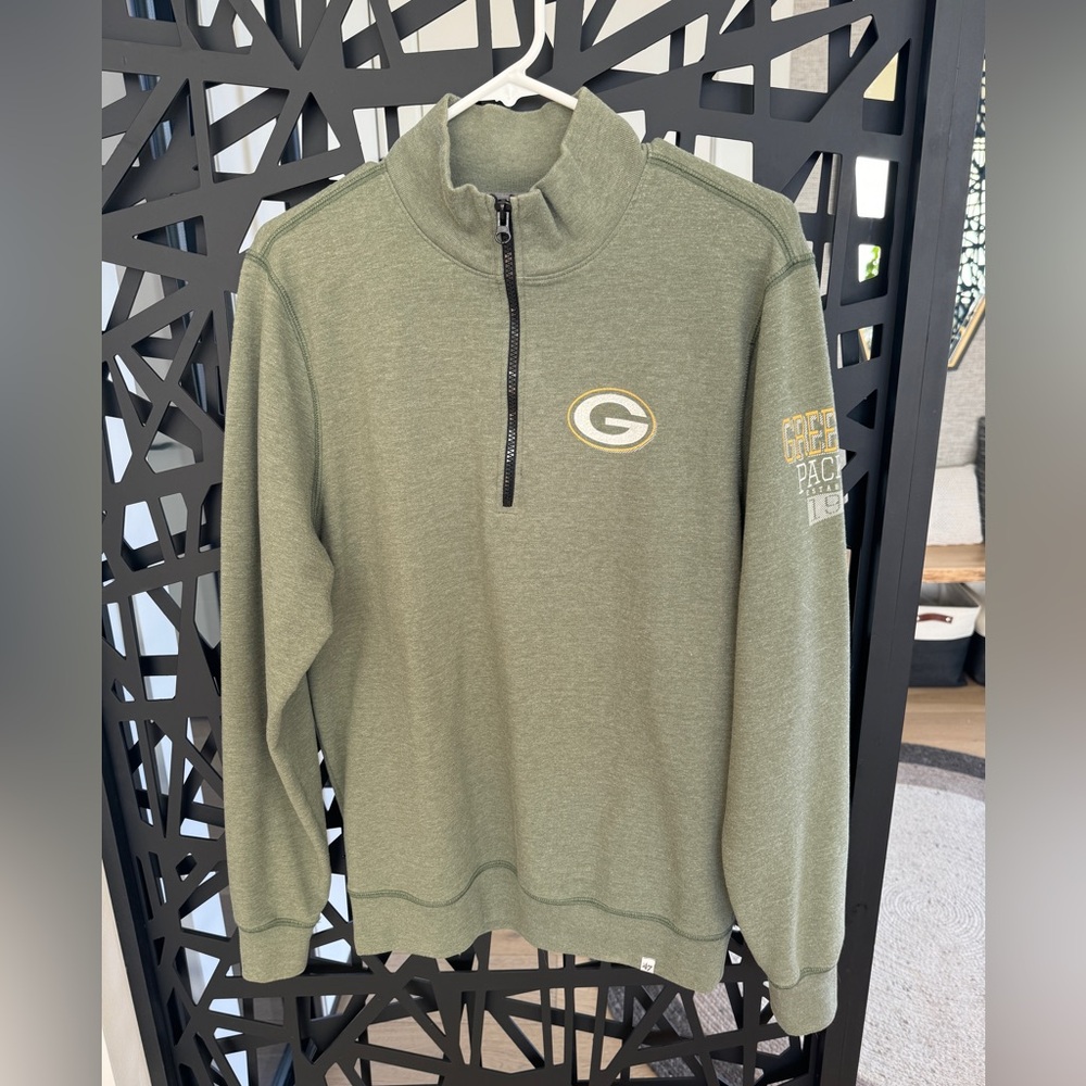 Like new Men’s 47 Brand Packets pullover size small.